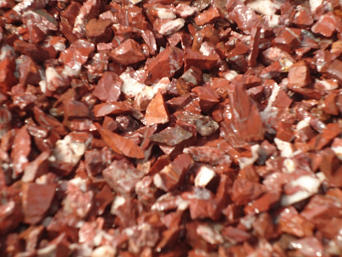 Kamenclub.ru: Щебень крошка красный (ЯШМА) фр. 10-20 мм.  купить в Ростове-на-Дону яшма красный, бордовый, оранжевый, рыжий декоративный каменный ландшафтный щебень колотый 9000 руб/т   фото КАМЕНЬ КЛУБ