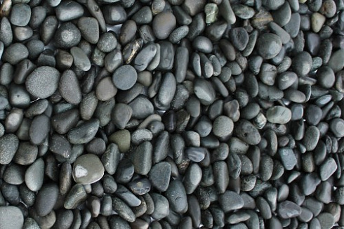 Kamenclub.ru: Галька речная окат (темно-серая) фр. 70-150 мм. купить  в Ростове-на-Дону галька речная темно-серая, синяя, серая речная галька округлая  8000 руб/т   фото КАМЕНЬ КЛУБ