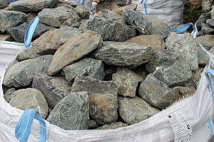Kamenclub.ru: Гранит скальник (серо-зеленый) фр. 100-500 мм.  купить в Ростове-на-Дону гранит зеленый, серый, салатовый крупный ландшафтный валун 6 000 руб/т   фото КАМЕНЬ КЛУБ