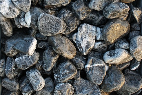 Kamenclub.ru: Щебень галтованный черный (мрамор) фр. 50-100 мм.  купить в Ростове-на-Дону мрамор черный с белыми прожилками щебень ландшафтный мраморный 15000 руб/т   фото КАМЕНЬ КЛУБ