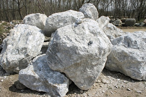 Kamenclub.ru: Мраморизированный известняк фр.500-1500 мм.  купить в Ростове-на-Дону    10000 руб/т   фото КАМЕНЬ КЛУБ