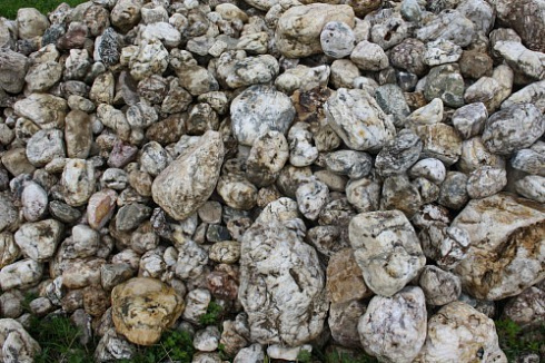 Kamenclub.ru: Кварцевый валунчик фр.100-300 мм.  купить в Ростове-на-Дону кварц белый, бежевый молочный рыжий крупный природный камень галечник 7850 руб/т   фото КАМЕНЬ КЛУБ