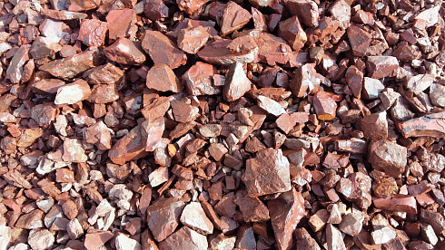 Kamenclub.ru: Щебень крошка красный (ЯШМА) фр. 20-40 мм.  купить в Ростове-на-Дону яшма красный, бордовый декоративный ландшафтный щебень 9000 руб/т   фото КАМЕНЬ КЛУБ