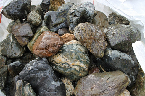 Kamenclub.ru: Ландшафтные валунчики фр.100-500 мм.  купить в Ростове-на-Дону крупный природный камень серый, темно-серый, светло-серый речной валун крупный 4800 руб/т   фото КАМЕНЬ КЛУБ