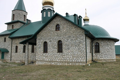 Kamenclub.ru: Галька речная плоская (бело-серая) фр. 100-200-300 мм. купить  в Ростове-на-Дону галька речная плоская серый, белый, бело-серый, серо-белый речная галька плоская  9000 руб/т   фото КАМЕНЬ КЛУБ