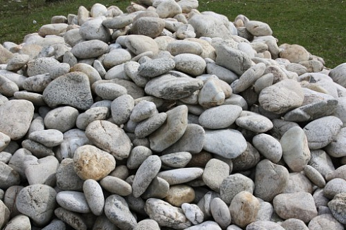 Kamenclub.ru: Бело-серый валунчик фр.100-300 мм.  купить в Ростове-на-Дону крупный камень для ландшафта серый, белый бело-серый валун крупная галька 4500 руб/т   фото КАМЕНЬ КЛУБ