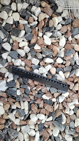 Kamenclub.ru: Мраморная крошка (щебень галтованный микс:белый-зеленый-розовый) фр.20-40 мм.  купить в Ростове-на-Дону мрамор белый, зеленый, розовый мрамор декоративный (галтовка) 15500 руб/т   фото КАМЕНЬ КЛУБ