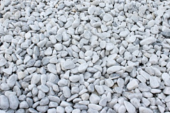 Kamenclub.ru: Мраморная крошка (щебень галтованный белый) фр.10-20 мм.  купить в Ростове-на-Дону мрамор белый, молочный, айвори окатанный округлый декоративный ландшафтный щебень 17000 руб/т   фото КАМЕНЬ КЛУБ