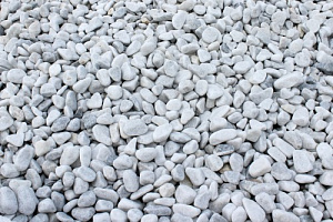 Kamenclub.ru: Мраморная крошка (щебень галтованный белый) фр.10-20 мм.  купить в Ростове-на-Дону мрамор белый, молочный, айвори окатанный округлый декоративный ландшафтный щебень 17000 руб/т   фото КАМЕНЬ КЛУБ