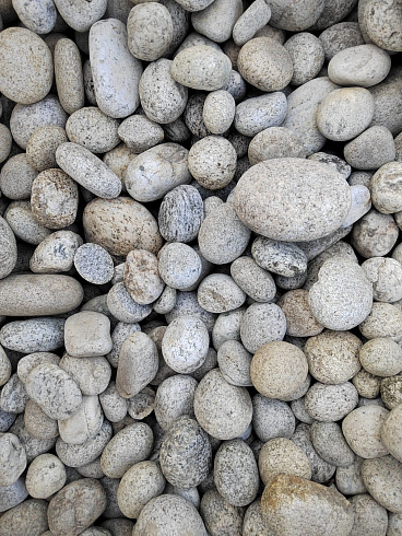 Kamenclub.ru: Галька речная окат (серо-белая) фр. 70-120 мм купить  в Ростове-на-Дону галька галечник бело-серая, серо-белая, серая, белая речная природная галька  8000 руб/т   фото КАМЕНЬ КЛУБ