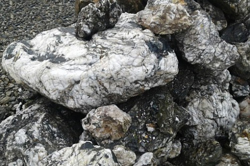 Kamenclub.ru: Черный гранит - кварцит фр. 100-500 мм.  купить в Ростове-на-Дону мрамор гранит черный с белыми прожилками, серый, белый валун скальный колотый 7000 руб/т   фото КАМЕНЬ КЛУБ