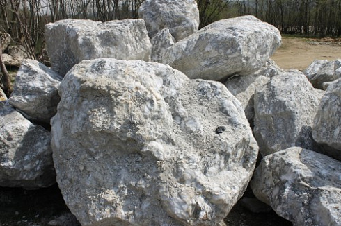 Kamenclub.ru: Мраморизированный известняк фр.500-1500 мм.  купить в Ростове-на-Дону    10000 руб/т   фото КАМЕНЬ КЛУБ