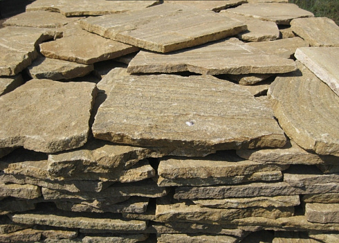 Kamenclub.ru: Песчаник пластушка желтый с рисунком (3 см)  купить в Ростове-на-Дону песчаник желтый с рисунком, рыжий, желтый песчаник пластушка ландшафтная рваная 8 500 руб/м3   фото КАМЕНЬ КЛУБ