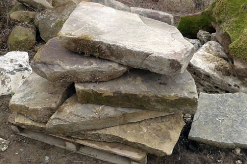 Kamenclub.ru: Песчаник плиты - плахи - пошаговые дорожки (фр. 70-150 мм)  купить в Ростове-на-Дону песчаник серый бежевый желтый зеленый колотый песчаник строительный 6500 руб/т   фото КАМЕНЬ КЛУБ