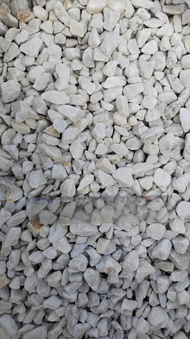 Kamenclub.ru: Мраморная крошка, щебень, цвет-белый, фр. 10-20 мм.  купить в Ростове-на-Дону мрамор белый, молочный айвори каменная ландшафтная декоративная крошка шебня 12000 руб/т   фото КАМЕНЬ КЛУБ