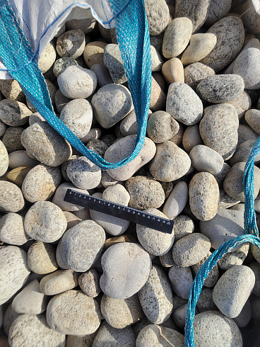 Kamenclub.ru: Галька речная окат (серо-белая) фр. 70-120 мм купить  в Ростове-на-Дону галька галечник бело-серая, серо-белая, серая, белая речная природная галька  8000 руб/т   фото КАМЕНЬ КЛУБ