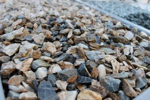 Kamenclub.ru: Мраморная крошка (щебень крошка медовый), фр. 10-20 мм.  купить в Ростове-на-Дону песчаник бежевый, серый каменная ландшафтная крошка  12000 руб/т   фото КАМЕНЬ КЛУБ