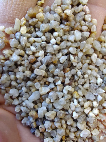 Кварцевый песок для площадок фр. 2-5 мм.  купить в Ростове-на-Дону фото Камень Клуб