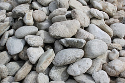 Kamenclub.ru: Бело-серый валунчик фр.100-300 мм.  купить в Ростове-на-Дону крупный камень для ландшафта серый, белый бело-серый валун крупная галька 4500 руб/т   фото КАМЕНЬ КЛУБ