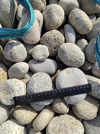 Kamenclub.ru: Галька речная окат (серо-белая) фр. 70-120 мм купить  в Ростове-на-Дону галька галечник бело-серая, серо-белая, серая, белая речная природная галька  8000 руб/т   фото КАМЕНЬ КЛУБ