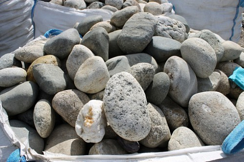 Kamenclub.ru: Речной валун (Ассорти) фр.100-300 мм.  купить в Ростове-на-Дону галечник серый, темно-серый, светло-серый речная галька крупных размеров 4200 руб/т   фото КАМЕНЬ КЛУБ