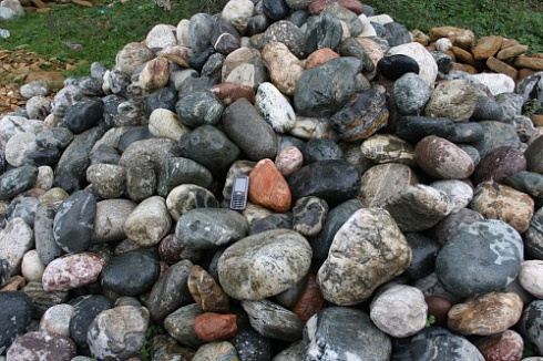 Kamenclub.ru: Ландшафтные валунчики фр.100-500 мм.  купить в Ростове-на-Дону крупный природный камень серый, темно-серый, светло-серый речной валун крупный 4800 руб/т   фото КАМЕНЬ КЛУБ