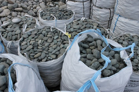 Kamenclub.ru: Темно-серый валунчик фр.100-300 мм.  купить в Ростове-на-Дону крупный природный камень серый, темно-серый, светло-серый речная галька большого размера окатанная 4500 руб/т   фото КАМЕНЬ КЛУБ