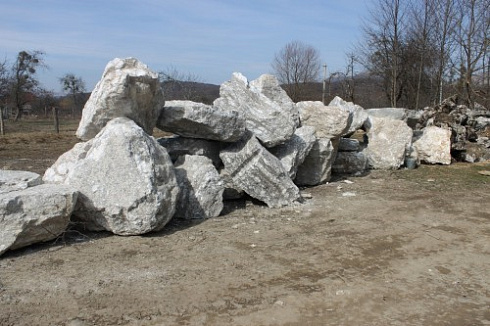 Kamenclub.ru: Мраморизированный известняк фр.500-1500 мм.  купить в Ростове-на-Дону    10000 руб/т   фото КАМЕНЬ КЛУБ