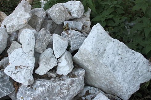 Kamenclub.ru: Мраморизированный известняк фр. 100-500 мм.  купить в Ростове-на-Дону известняк серый белый темно-серый сероватый валун природного образования окатанный 10500 руб/т   фото КАМЕНЬ КЛУБ