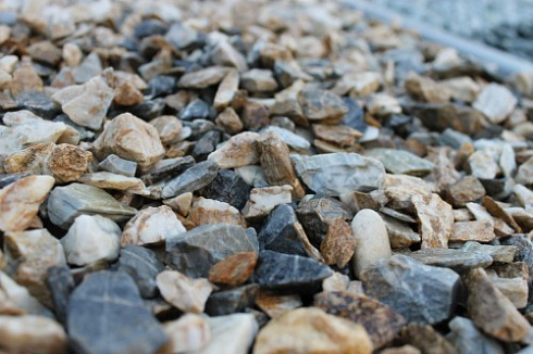 Kamenclub.ru: Мраморная крошка (щебень крошка медовый), фр. 10-20 мм.  купить в Ростове-на-Дону песчаник бежевый, серый каменная ландшафтная крошка  12000 руб/т   фото КАМЕНЬ КЛУБ