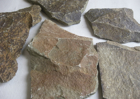 Kamenclub.ru: Песчаник пластушка "фонтанка" серо-зеленая (3,0-5,0 см)  купить в Ростове-на-Дону песчаник серо-зеленая колотые плитки облицовочные пластушки 11400 руб/м3   фото КАМЕНЬ КЛУБ