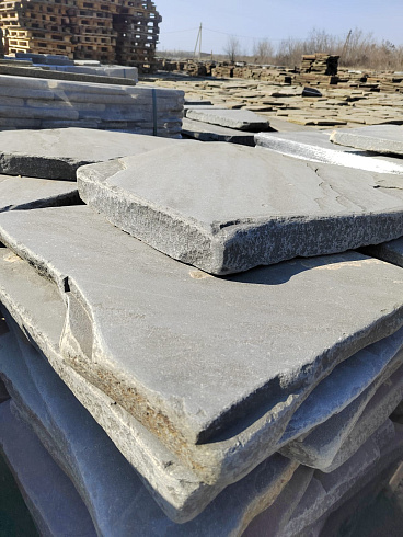 Kamenclub.ru: Песчаник пластушка галтованная светло-серая (3,0 см)  купить в Ростове-на-Дону песчаник светло-серый, серый ландшафтный камень рваный колотый 21000 руб/м3   фото КАМЕНЬ КЛУБ