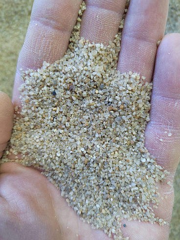 Кварцевый песок для площадок фр. 0,6-1,2 мм.  купить в Ростове-на-Дону фото Камень Клуб