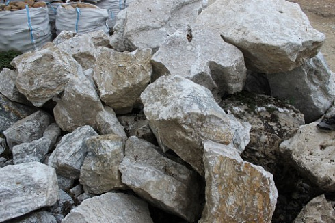 Kamenclub.ru: Мраморизированный известняк фр. 100-500 мм.  купить в Ростове-на-Дону известняк серый белый темно-серый сероватый валун природного образования окатанный 10500 руб/т   фото КАМЕНЬ КЛУБ