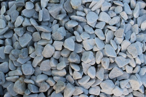 Kamenclub.ru: Мраморная крошка (щебень галтованный белый), фр.20-40 мм.  купить в Ростове-на-Дону мрамор белый бежевый молочный мраморный щебень декоративный 17000 руб/т   фото КАМЕНЬ КЛУБ