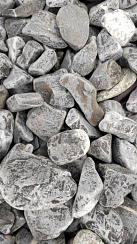 Kamenclub.ru: Щебень галтованный черный (мрамор) фр.40-70 мм.  купить в Ростове-на-Дону мрамор черный с белыми прожилками, черный, белый щебень галтованный округлый 13500 руб/т   фото КАМЕНЬ КЛУБ