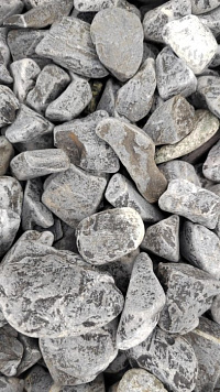 Kamenclub.ru: Щебень галтованный черный (мрамор) фр.40-70 мм.  купить в Ростове-на-Дону мрамор черный с белыми прожилками, черный, белый щебень галтованный округлый 13500 руб/т   фото КАМЕНЬ КЛУБ