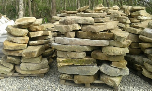 Kamenclub.ru: Песчаник плиты - плахи - пошаговые дорожки (фр. 70-150 мм)  купить в Ростове-на-Дону песчаник серый бежевый желтый зеленый колотый песчаник строительный 6500 руб/т   фото КАМЕНЬ КЛУБ