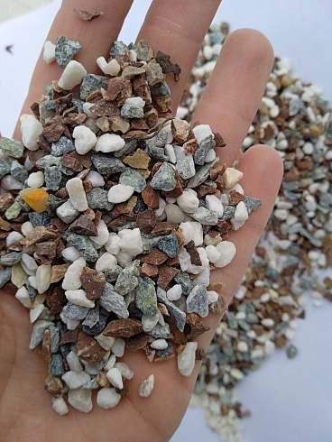 Kamenclub.ru: Мраморная крошка (щебень крошка микс : белый-черный-розовый) фр. 3-5 мм.  купить в Ростове-на-Дону мрамор белый, черный, розовый, разноцветный мраморная каменная крошка декорвтивная 12000 руб/т   фото КАМЕНЬ КЛУБ