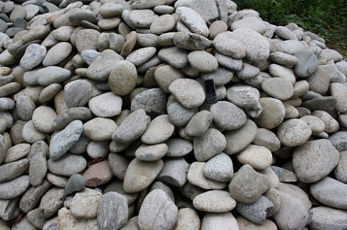 Kamenclub.ru: Галька речная плоская (бело-серая) фр. 100-200-300 мм. купить  в Ростове-на-Дону галька речная плоская серый, белый, бело-серый, серо-белый речная галька плоская  9000 руб/т   фото КАМЕНЬ КЛУБ