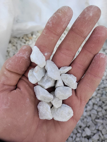 Kamenclub.ru: Мраморная крошка, щебень, цвет-белый, фр. 10-20 мм.  купить в Ростове-на-Дону мрамор белый, молочный айвори каменная ландшафтная декоративная крошка шебня 12000 руб/т   фото КАМЕНЬ КЛУБ