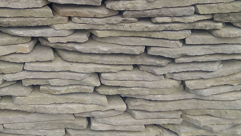 Kamenclub.ru: Песчаник пластушка светло-серый (2,0 см)  купить в Ростове-на-Дону плитняк- ластушка светло-серый, серый рваный ландшафтный плитняк колотый 13800 руб/м3   фото КАМЕНЬ КЛУБ