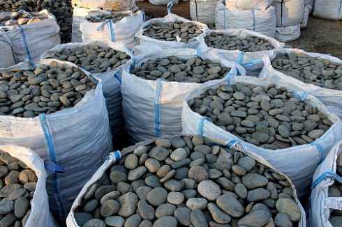 Kamenclub.ru: Галька речная плоская (темно-серая) фр. 100-200-300 мм. купить  в Ростове-на-Дону галька речная плоская темно-серый, серый, синий речной галечник плоский 9000 руб/т   фото КАМЕНЬ КЛУБ