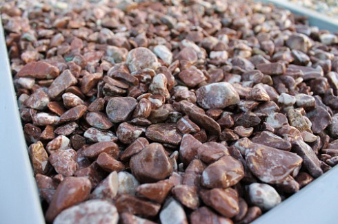 Kamenclub.ru: Мраморная крошка (щебень галтованный розовый) фр.10-20 мм.  купить в Ростове-на-Дону мрамор розовый, красный ландшафтный декоративный окатанный округлый щебень 15000 руб/т   фото КАМЕНЬ КЛУБ