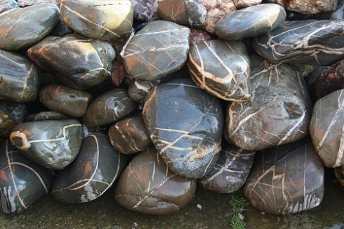 Kamenclub.ru: Валунчик Паутинник фр.100-300 мм  купить в Ростове-на-Дону крупный природный камень галечник темно-серый с прожилками белый черный речной валунчик 5000 руб/т   фото КАМЕНЬ КЛУБ