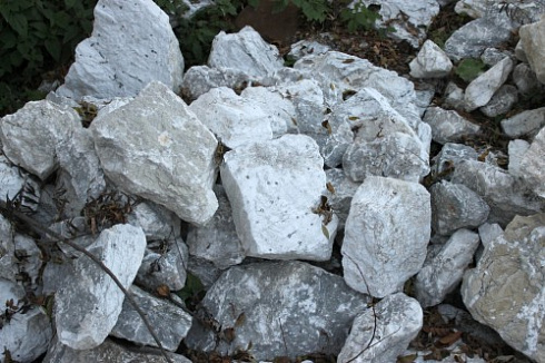 Kamenclub.ru: Мраморизированный известняк фр. 100-500 мм.  купить в Ростове-на-Дону известняк серый белый темно-серый сероватый валун природного образования окатанный 10500 руб/т   фото КАМЕНЬ КЛУБ