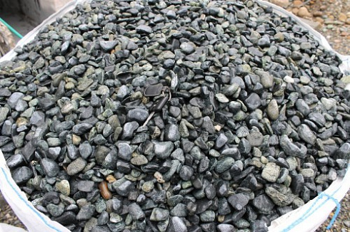 Kamenclub.ru: Щебень галтованный зеленый (змеевик) фр. 20-40 мм.  купить в Ростове-на-Дону мрамор зеленый, салатовый оголтованный щебень мраморный 12500 руб/т   фото КАМЕНЬ КЛУБ