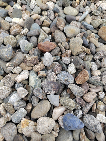 Kamenclub.ru: Галька речная окат (серая) фр.10-20 мм купить  в Ростове-на-Дону галька речная серая, серый, темно-серый, светло-серый, коричневый ландшафтная декоративная речная окатанная округлая галька 5000 руб/т   фото КАМЕНЬ КЛУБ