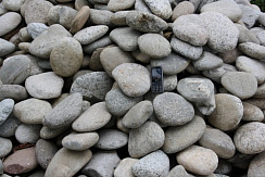 Kamenclub.ru: Галька речная плоская (бело-серая) фр. 100-200-300 мм. купить в Ростове-на-Дону галька речная плоская серый, белый, бело-серый, серо-белый речная галька плоская  9000 руб/т   фото КАМЕНЬ КЛУБ