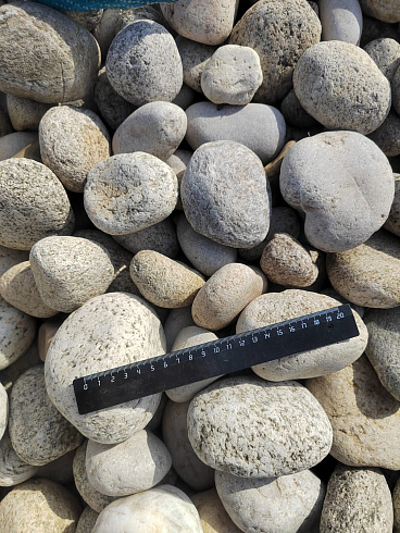 Kamenclub.ru: Галька речная окат (серо-белая) фр. 70-120 мм купить  в Ростове-на-Дону галька галечник бело-серая, серо-белая, серая, белая речная природная галька  8000 руб/т   фото КАМЕНЬ КЛУБ